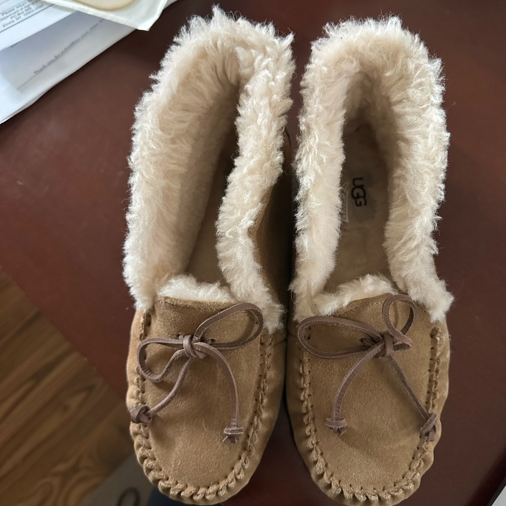 Big kids Ugg slippers in a size 5 equivalent to a woman's 7.